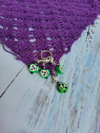 Skull stitch markers for crochet, set of 4 - Image 3