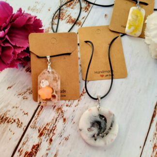 Bold resin pendant necklace