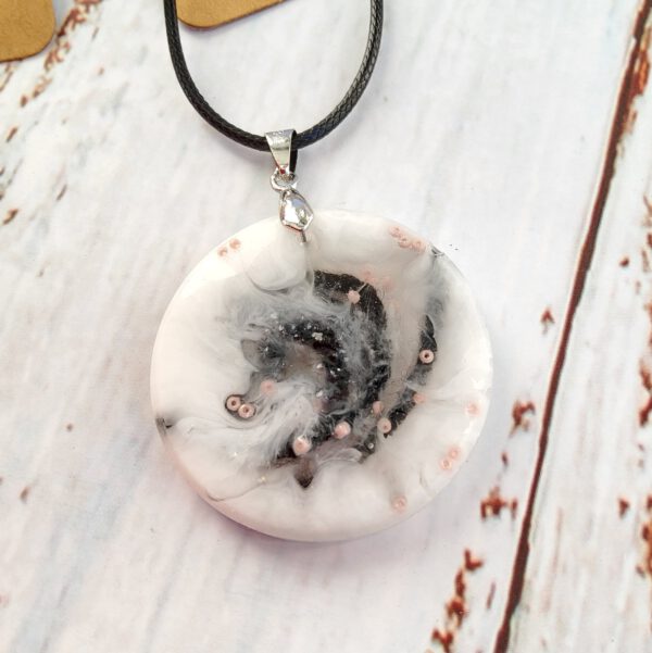 Bold resin pendant necklace - Image 2