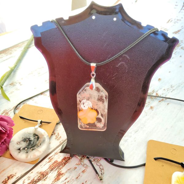 Bold resin pendant necklace - Image 3