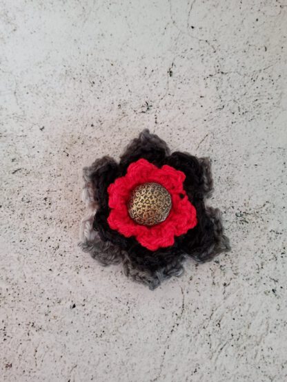 Crochet flower brooch with metal button - Image 4