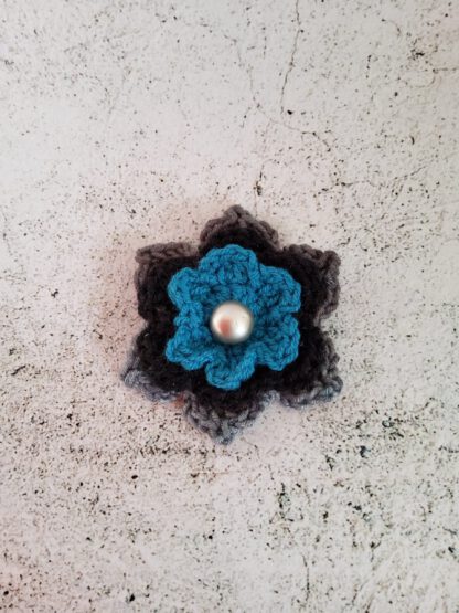 Crochet flower brooch with metal button - Image 6
