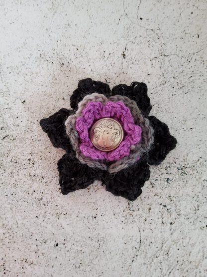 Crochet flower brooch with metal button - Image 8