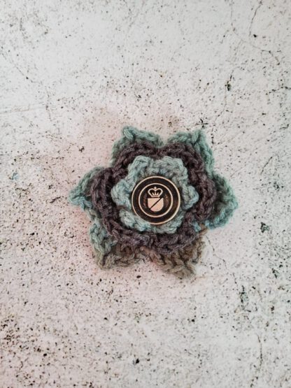 Crochet flower brooch with metal button - Image 7