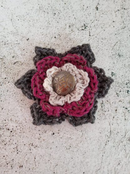Crochet flower brooch with metal button - Image 3