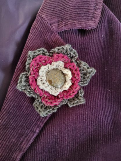 Crochet flower brooch with metal button - Image 5