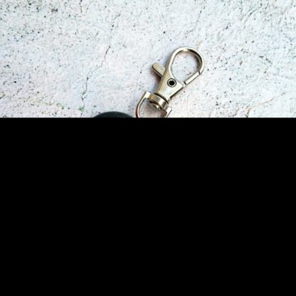 Black and silver heart resin keychain - Image 4