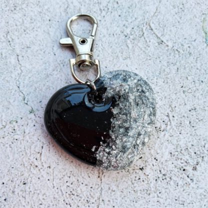 Black and silver heart resin keychain - Image 3
