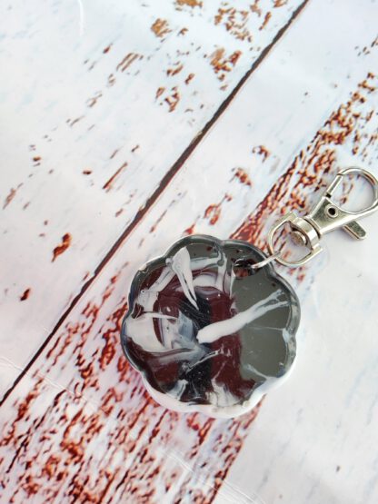 Black and White resin keychain - Image 3