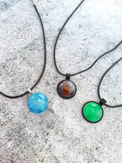 Cabochon resin pendant necklace