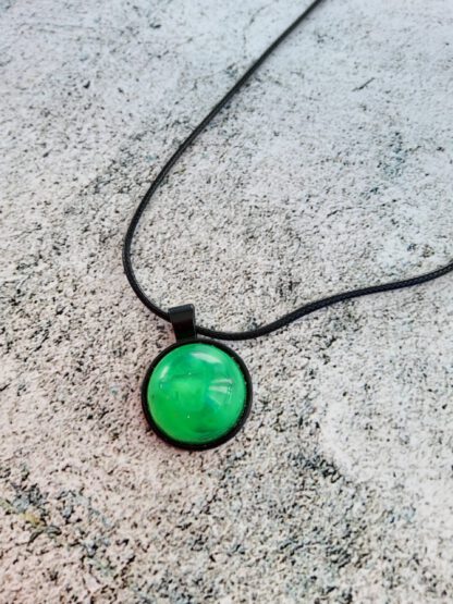 Cabochon resin pendant necklace - Image 3