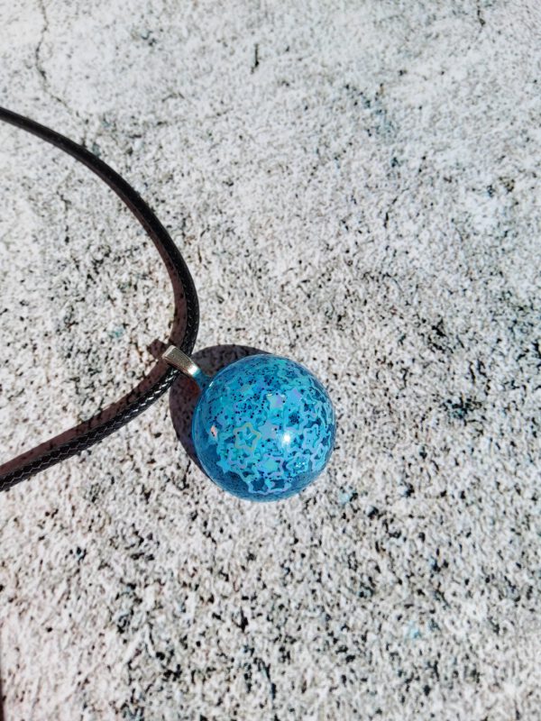 Cabochon resin pendant necklace - Image 2