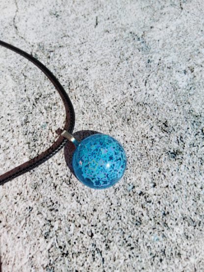 Cabochon resin pendant necklace - Image 2