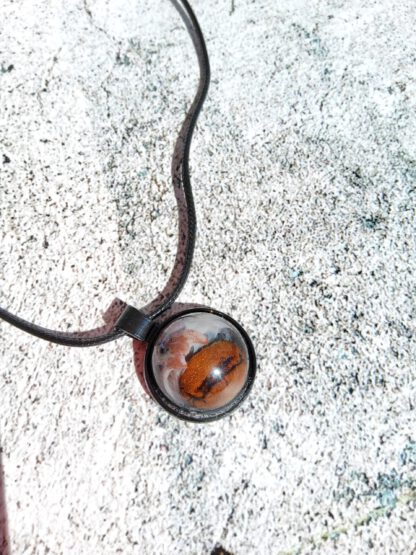 Cabochon resin pendant necklace - Image 4