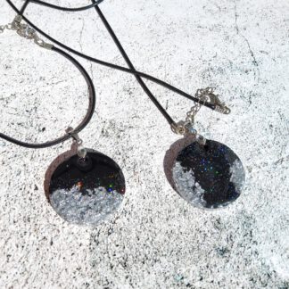 Elegance resin pendant necklace