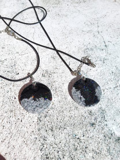 Elegance resin pendant necklace