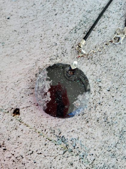 Elegance resin pendant necklace - Image 3