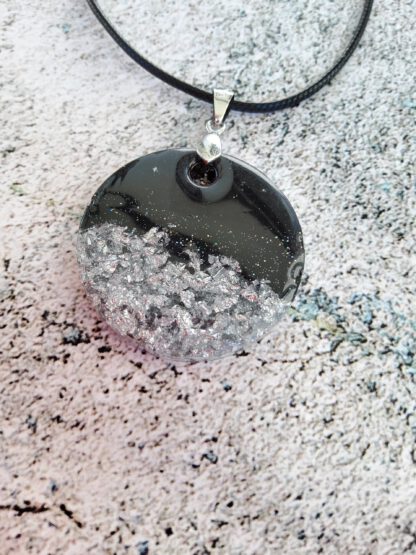 Elegance resin pendant necklace - Image 2