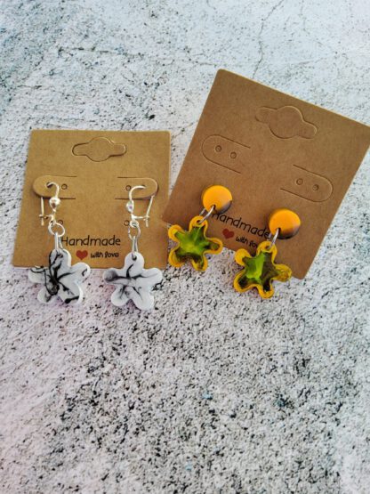 Flower dangle earrings