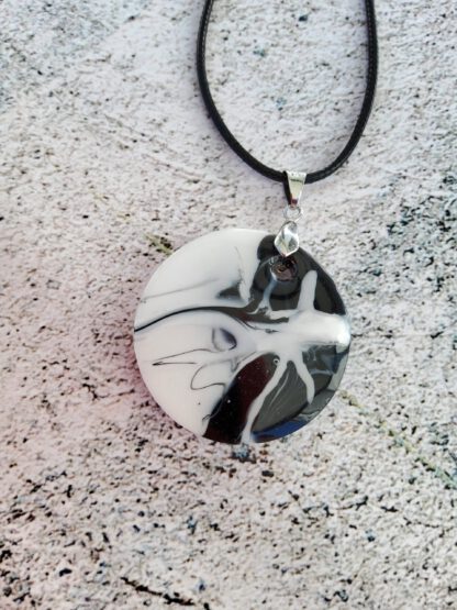Black and White resin pendant necklace - Image 5
