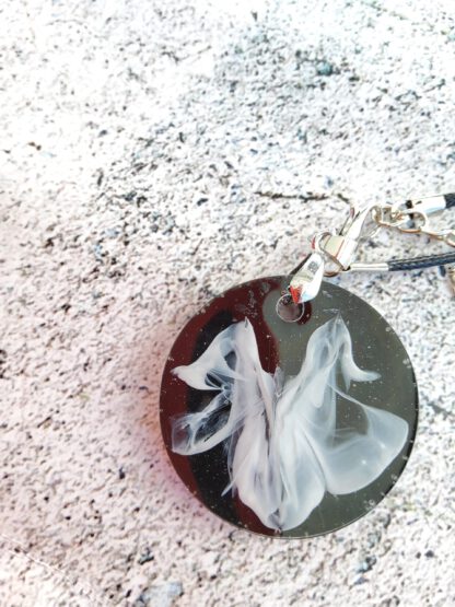Black and White resin pendant necklace - Image 3
