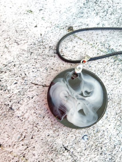 Black and White resin pendant necklace - Image 7