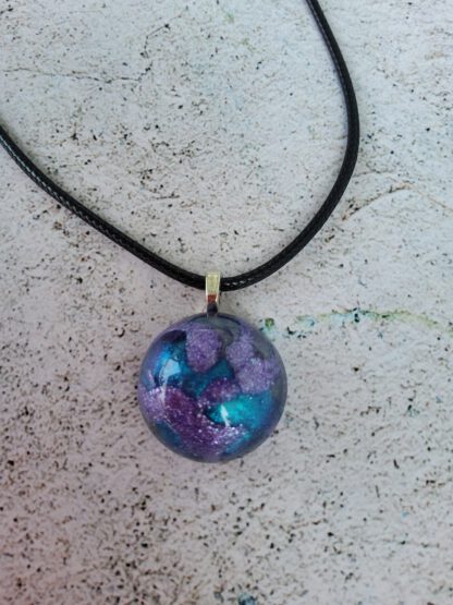 Cabochon resin pendant necklace - Image 6