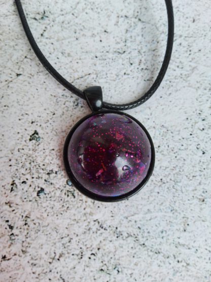 Cabochon resin pendant necklace - Image 9