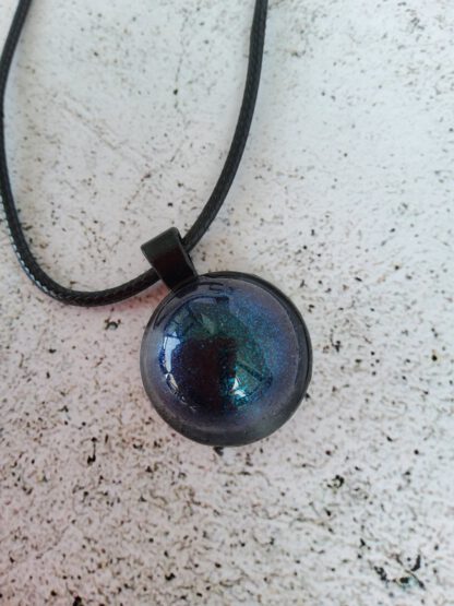 Cabochon resin pendant necklace - Image 8