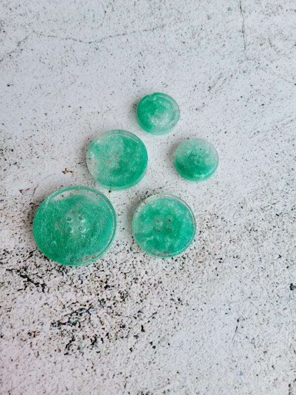 Set of 5 resin buttons - Image 3